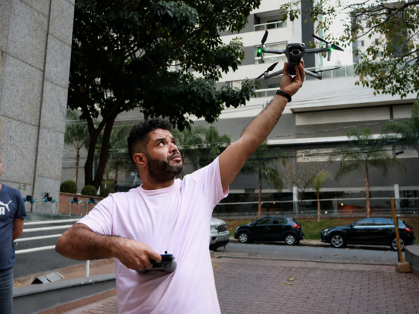 Experiência prática de pilotagem em treinamento presencial da XDRONES.