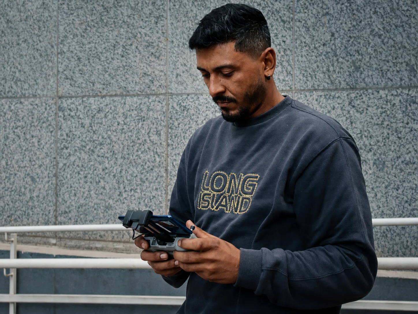 Aluno operando drone durante atividade prática da XDRONES.