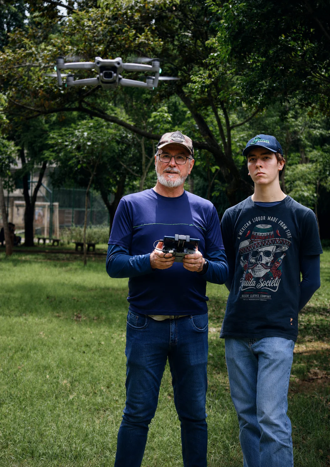 Aluno em atividade prática de pilotagem durante curso da XDRONES.